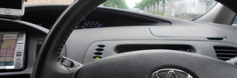 Toyotaの車の運転席